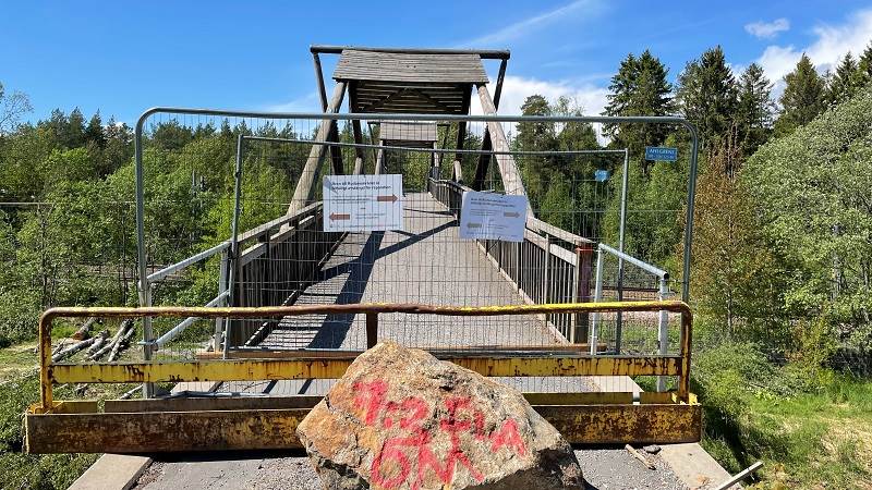 Bild på bro som är avstängd.