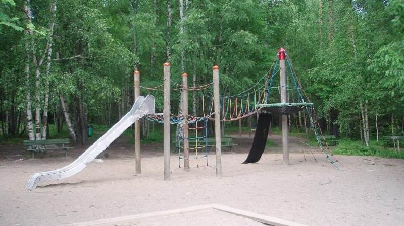 Åbyskolans lekplats med en klätterställning.