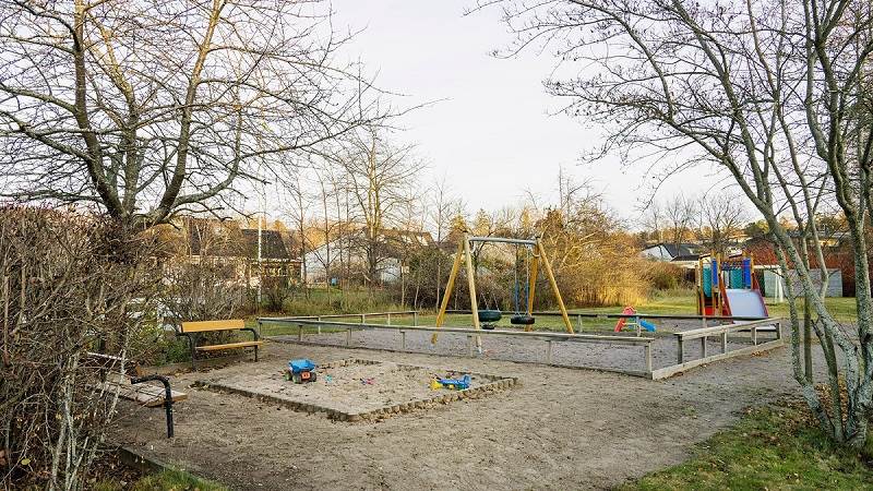 Fredriksbergsparkens lekplats passar bra för barn i förskoleålder .