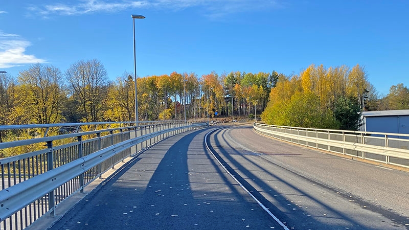 En bro för cykel, gång och biltrafik.