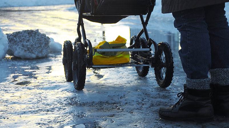 Barnvagn på sandad isig vägbana