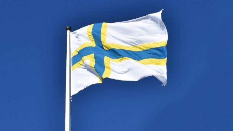 Sverigefinnarnas egen flagga.  Sverigefinnarnas flagga mot blå himmel.