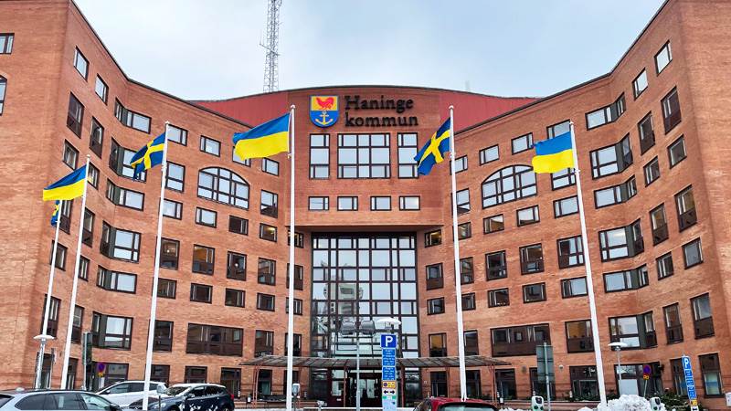 Ukrainas flagga som vajar vid sidan av svenska flaggan framför kommunhuset