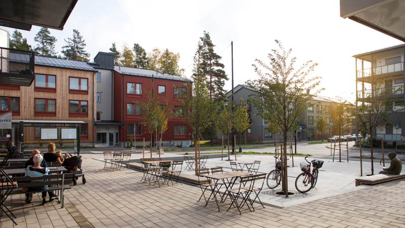Torg i Vega med träd, sittplatser, träd och cyklar