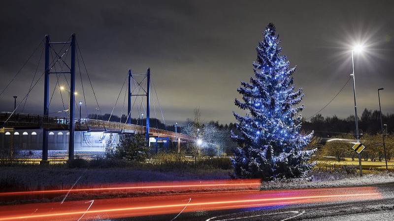 Julgran med belysning längs Gudöbroleden i Haninge.