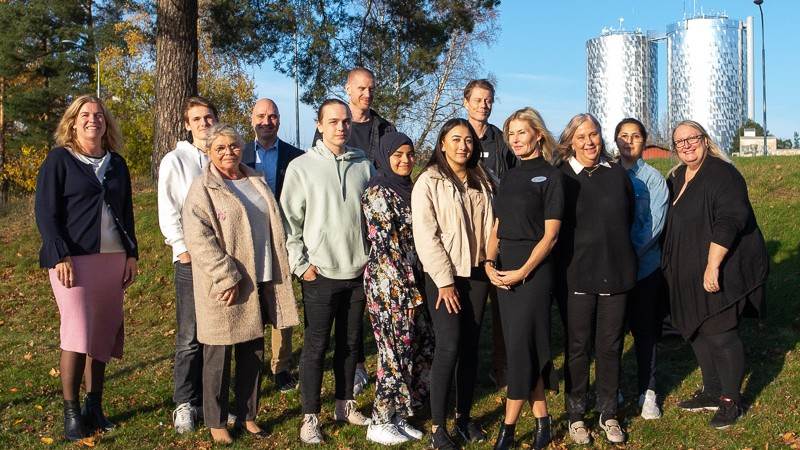 Gruppbild utomhus på personal och elever från Vård och omsorgscollege