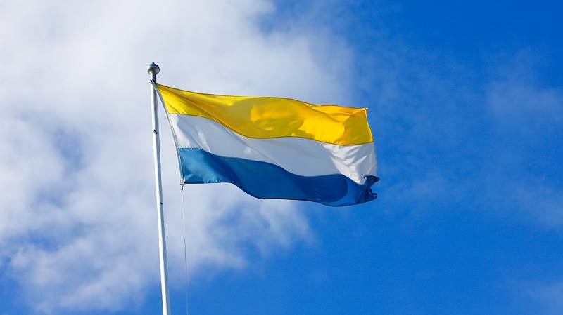 Vit, blå och gul flagga från Tornedalen