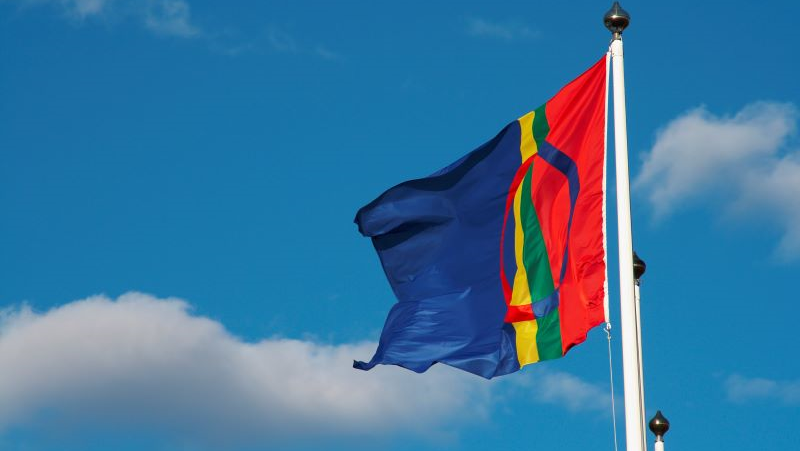 Samisk flagga mot blå himmel