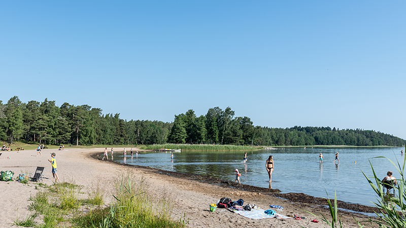 Vy över stranden vid Gålö havsbad.
