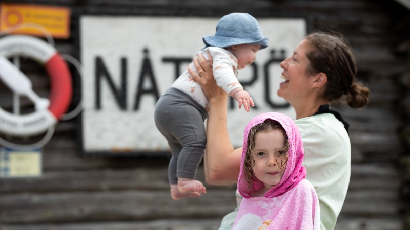 Mamma med barn i hamnen på Nåttarö