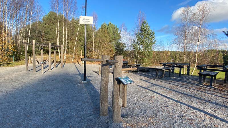 Hanvedens utegym i trä en solig höstdag