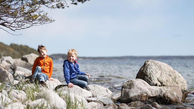 Pojkar på klipporna vid Gålö havsbad