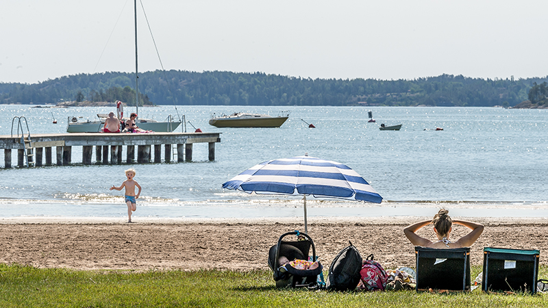 Pojke som springer på stranden vid Östnora havsbad