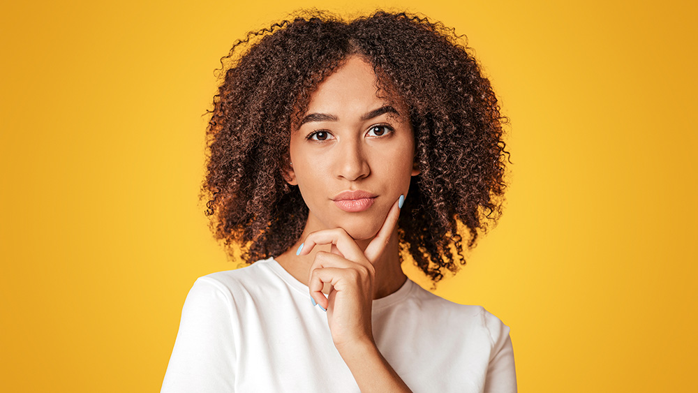 Ung kvinna som tittar allvarligt in i kameran.