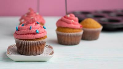 Muffins med rosa frosting.