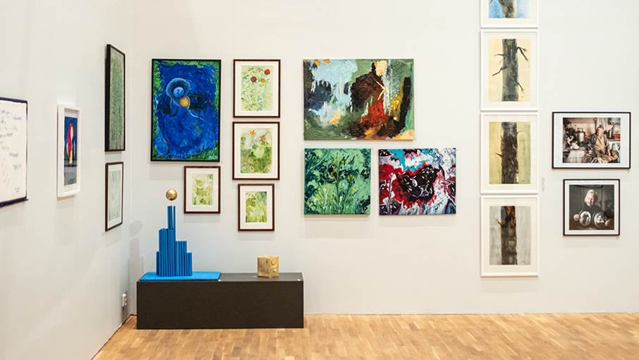 Tavlor på väggen i en konsthall.