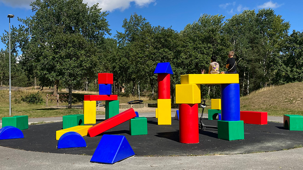 Färgglada klossar i jätteformat utomhus.