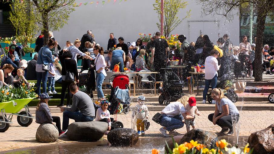 Människor på Poseidons torg.