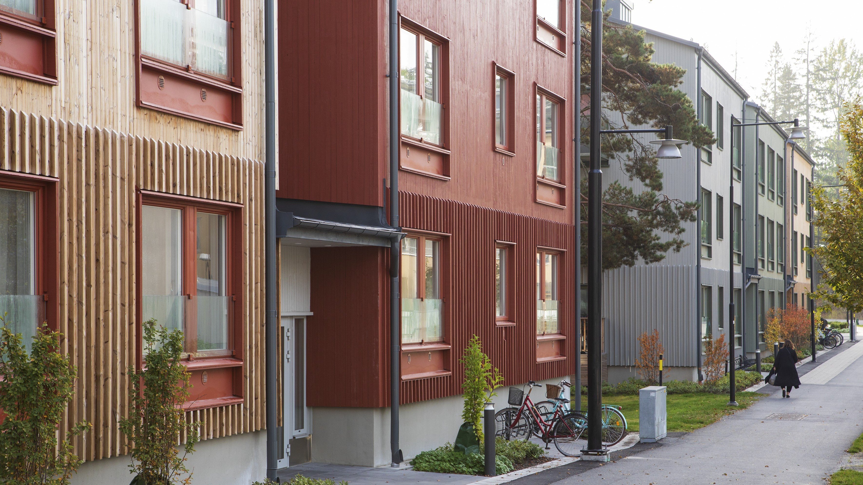 Gatuvy från Vega med husfasader i trä, rött och grått