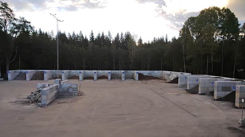 Vita betongfack som separerar markmassor från varandra