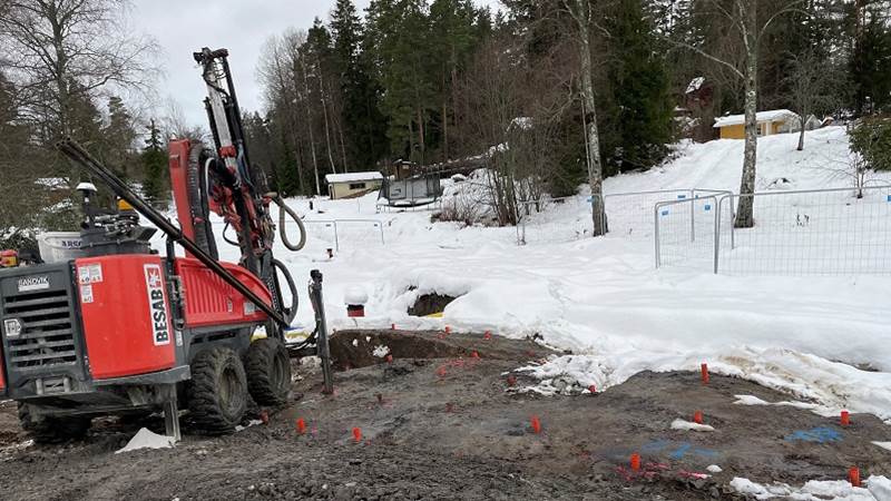Här förbereder vi för att spränga bort berg i Hermanstorp. Sprängning förbereds.