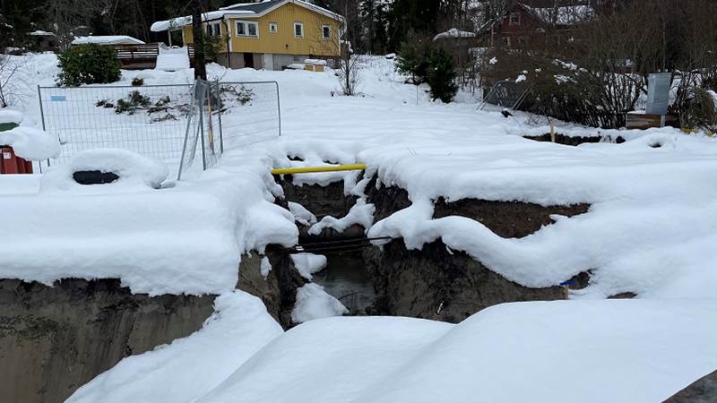 Här gräver Haninge kommun nya Vatten- och avloppsledningar i Hermanstorp. Grop för vatten och avlopp.