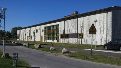 Vit skolbyggnad - Höglundaskolan som vann priset Årets Haningebyggnad 2013