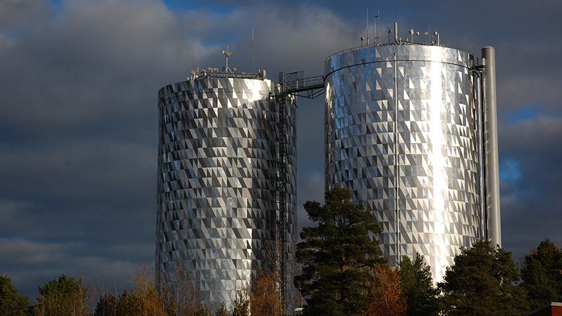 Två silverblänkande vattentorn i Handen som vann Årets Haningebyggnad 2016
