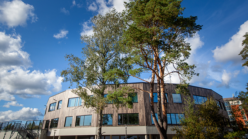 Detaljbild fasaden på Rudanskolan i Handen