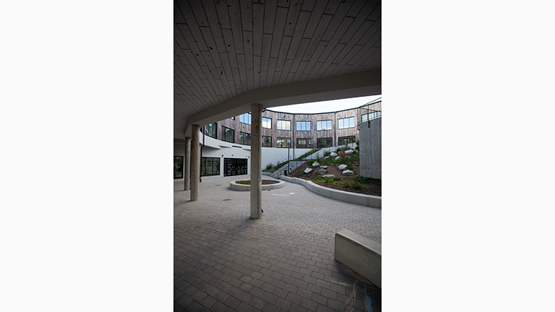 Detaljbild av trappa och plantering på innergård på Rudanskolan i Handen