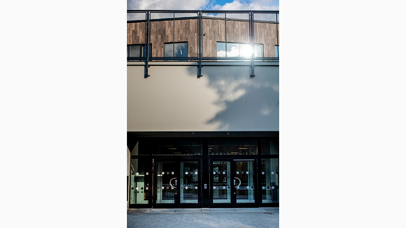 Entrén på Rudanskolan i Handen