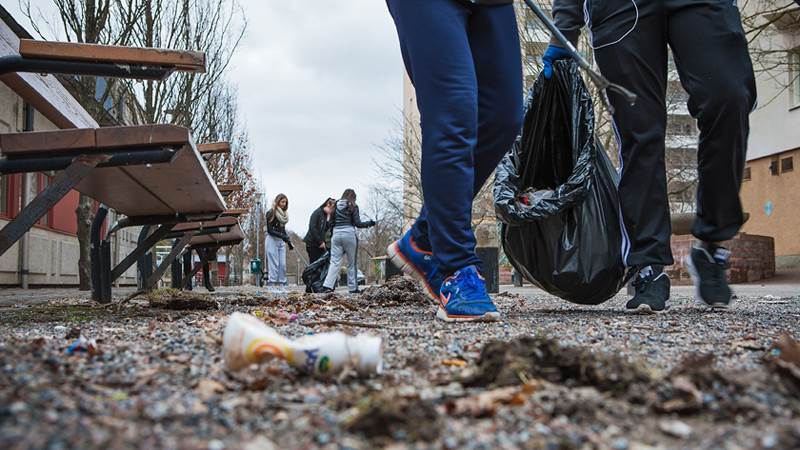 Ungdomar som plockar skräp