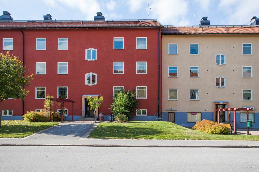 Bragevägen i Lillcentrum, Handen. Två fyravåningshus från 1950-talet med röd och ljusrosa fasad.