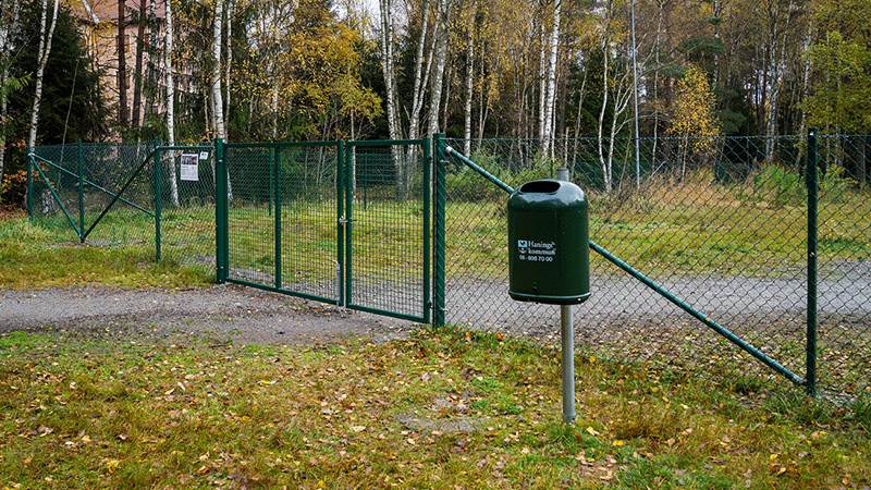 Staket vid hundrastgård