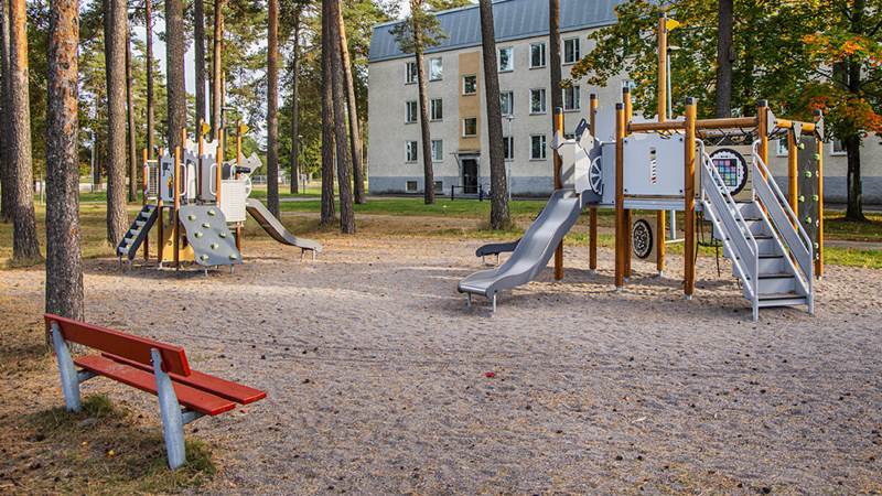 Brageparkens lekplats Klätterställning och röd träbänk