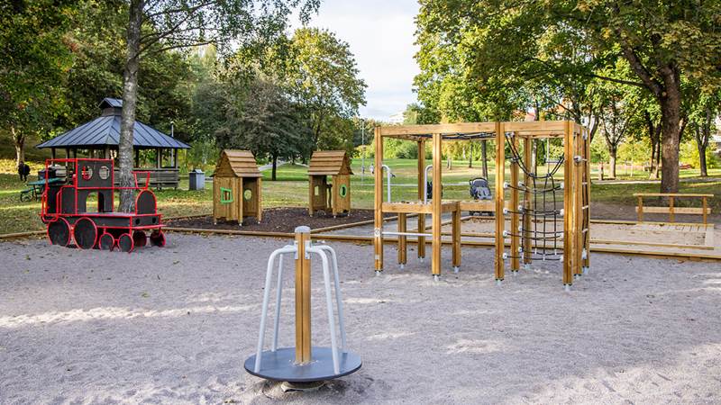 Brandbergsparkens lekplats Leklok och klätterställning i en stor sandlåda
