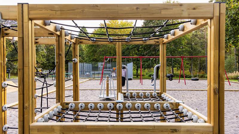 Brandbergsparkens lekplats Klätterställning i trä