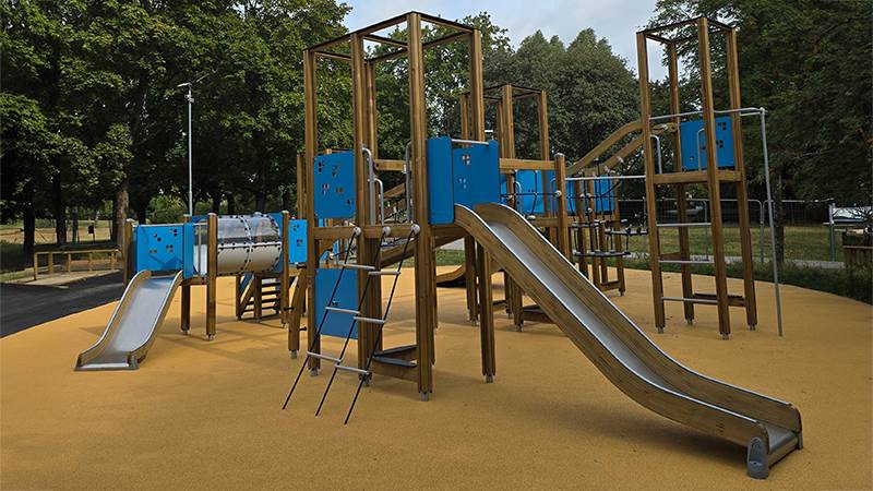 Brandbergsparkens lekplats Klätterställning med rutschkanor