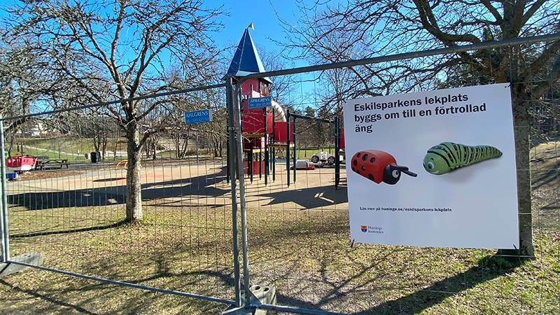 Eskilsparkens lekplats är avstängd för ombyggnation till en förtrollad äng Lekplats avstängd för ombyggnation, omgärdat av galler med informationsskylt