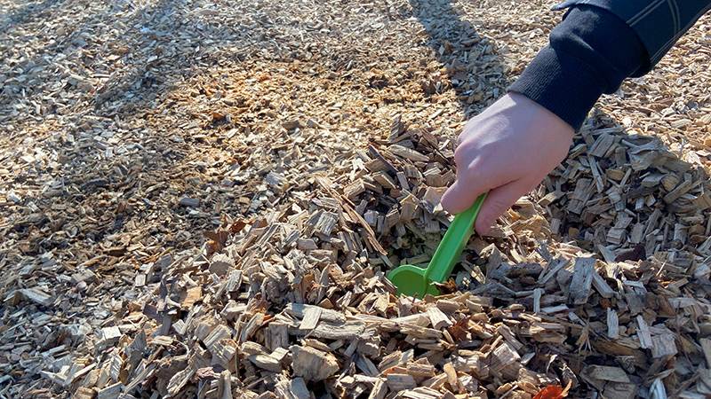 Det första spadtaget är taget för ombyggnationen av Eskilsparkens lekplats Hand med spade som gräver