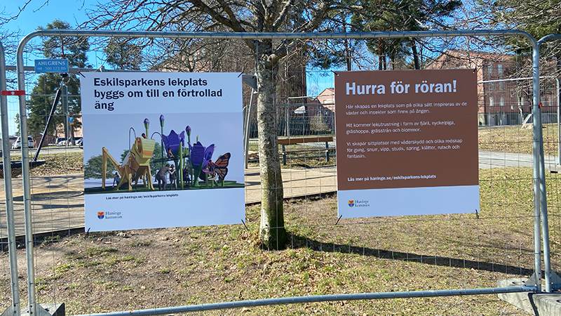 Eskilsparkens lekplats är avstängd för ombyggnation till en förtrollad äng Informationskyltar på byggstängsel runt Eskilsparkens lekplats