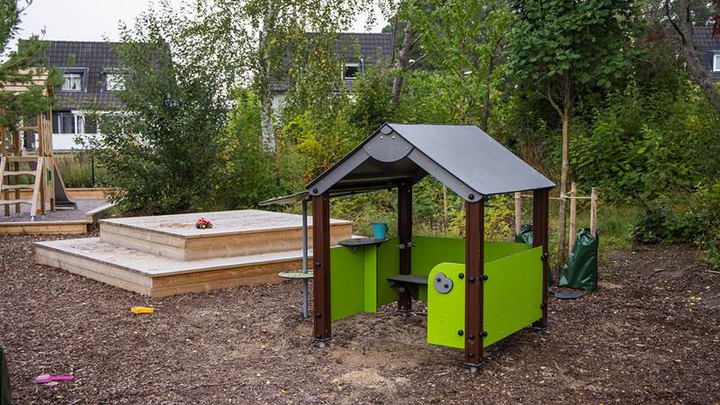 Evertsbergsparkens lekplats grönt lekhus på Evertsbergsvägens lekplats