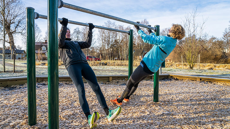 Två personer tränar i det funktionella gymet i Gudö park