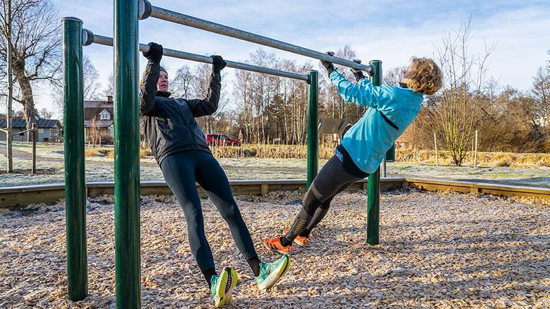 Två personer tränar i det funktionella gymet i Gudö park