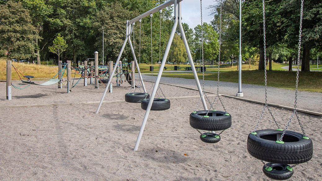 Gungor på Höglundaparkens lekplats