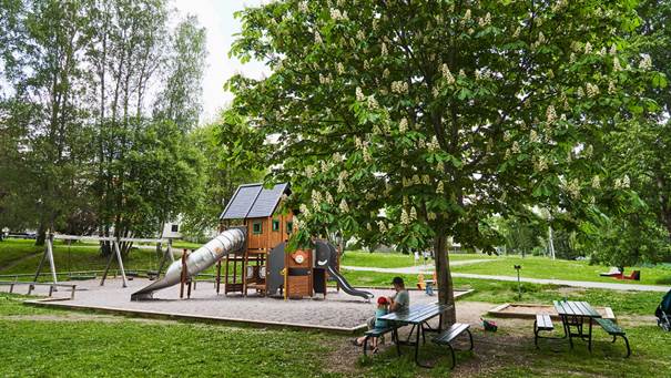 Sågenparken Sågenparkens lekplats med klätterställning