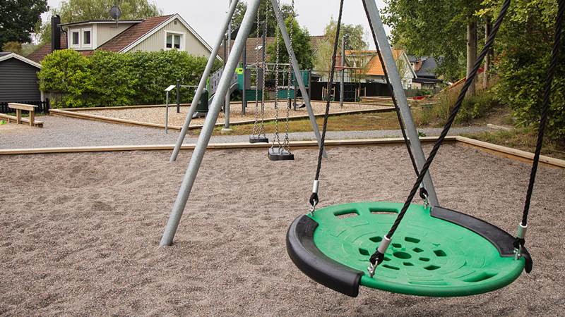 Grön gunga på Vendelsögårds lekplats