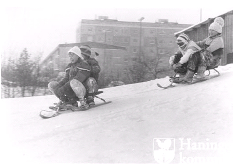 Pulkaåkning i Brandbergen. Bild från Haningearkivet.