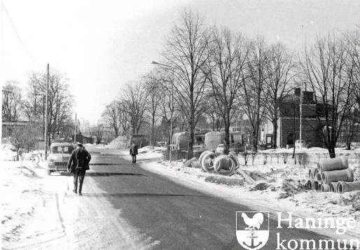 Centrumvägen framför dåvarande Västerhaninge kommunhus 1967. Centrumvägen framför dåvarande Västerhaninge kommunhus 1967.