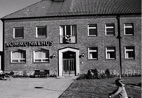 Det gamla kommunhuset, som nu är bibliotek, byggdes 1955.